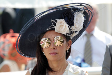 Ascot  Grossbritannien  Frau mit Hut und verspiegelter Sonnenbrille beim Pferderennen