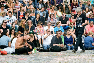 Berlin  Deutschland  Saenger und Zuschauer bei der Bearpit Karaoke Show im Mauerpark