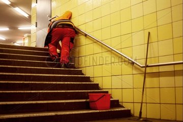 Reinigungskraft in einer U-Bahn-Station