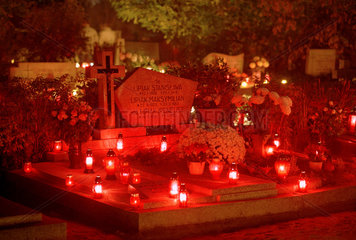 Allerheiligen (Wszystkich Swietych) auf einem Friedhof in Poznan  Polen