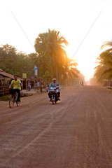 Siem Reap  Kambodscha  Strassenszene mit Fahrrad und Mofa