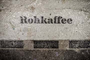 Berlin  Deutschland  Schriftzug Rohkaffee im Five Elephant in Berlin Kreuzberg