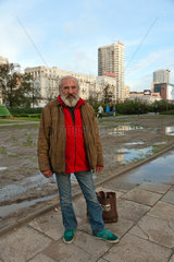 Warschau  Polen  ein obdachloser Mann in der Innenstadt