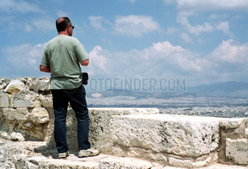 Ein Mann blickt von der Akropolis  Athen
