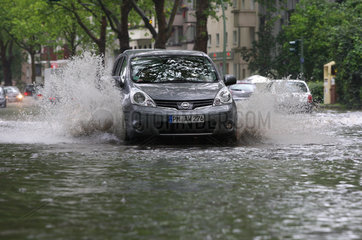 Berlin  Deutschland  ueberschwemmte Strasse nach einem Unwetter