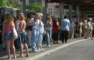Karlsbad  Tschechische Republik  Passanten an der zentralen Busstation