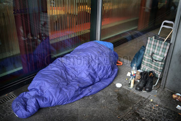 Berlin  Deutschland  ein Obdachloser schlaeft im Winter vor dem Hauptbahnhof