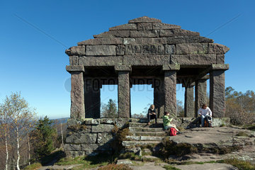Michelbrunn  Frankreich  Besucher auf dem Gipfel des Donon am Vosegustempel