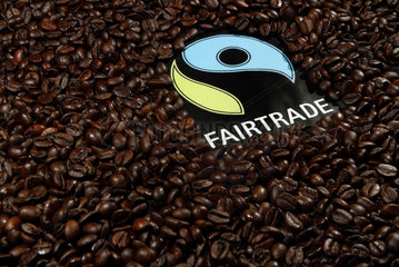Berlin  Deutschland  Kaffeebohnen mit einem Fairtrade-Siegel
