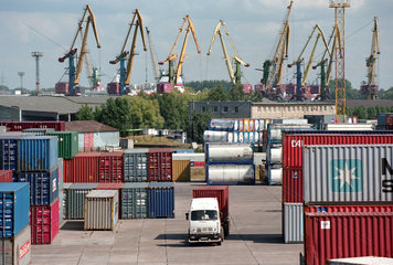 Container-Terminal des Handelshafens von Kaliningrad  Russland