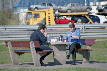 Ehepaar beim Snack auf einem Parkplatz  Walsleben