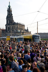 Dresden  Deutschland  umzingelte Tatra-Strassenbahn anlaesslich der Verabschiedung