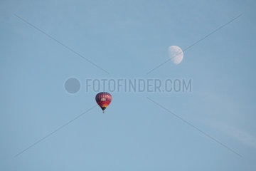 Kiel  Deutschland  ein Heissluftballon am Himmel