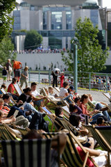Berlin  Deutschland  Touristen sitzen in Liegestuehlen im Kanzlerpark