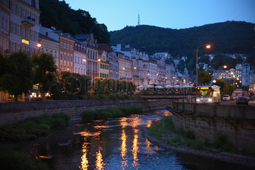 Karlsbad  Tschechische Republik  die Innenstadt an der Tepla am Abend