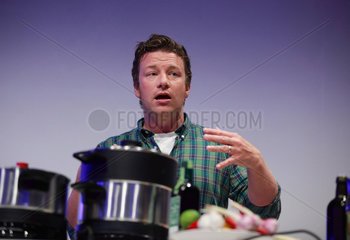 Berlin  Deutschland  Starkoch Jamie Oliver  bei einer Produktpraesentation von Philips auf der IFA 2012