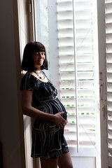 Freiburg  Deutschland  eine schwangere Frau am Fenster