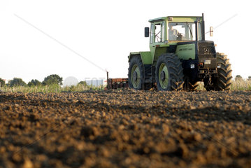 Hamm  Deutschland  Traktor bei der Bodenbearbeitung