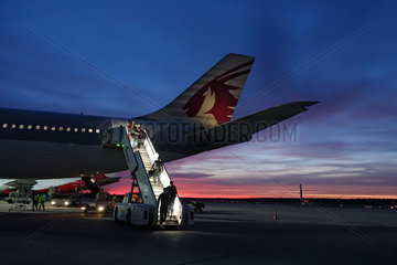Berlin  Deutschland  Reisende steigen am Abend aus einer Maschine der Qatar Airways aus