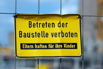 Berlin  Deutschland  Schild an der Baustelle Tempelhofer Hafen