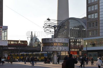 Berlin  Deutschland  Passanten und die Weltzeituhr am Bahnhof Alexanderplatz