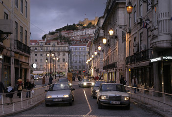 Abendverkehr in der Altstadt von Lissabon
