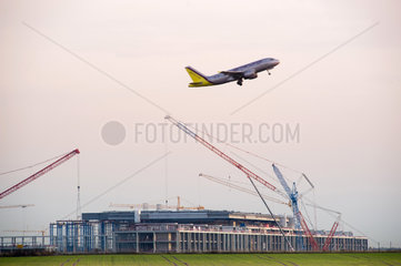 Schoenefeld  Deutschland  startendes Flugzeug von Germanwings vor dem neuen BBI-Terminal