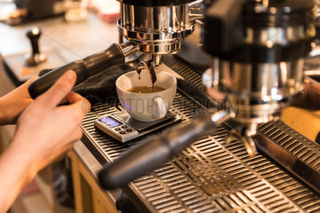 Berlin  Deutschland  frisch gebruehter Kaffee im Kaffee Westberlin