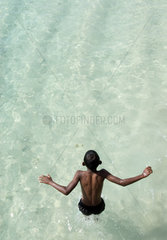 Junge am Strand von La Morne Brabant (Mauritius)