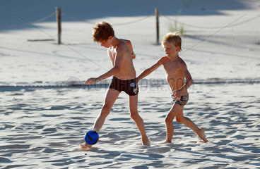 Santa Margherita di Pula  Italien  Jungen spielen Fussball am Strand