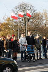 Posen  Polen  Menschen am Tag der Unabhaengigkeit (Swieto Niepodleglosci)  im Hintergrund wehen Fahnen