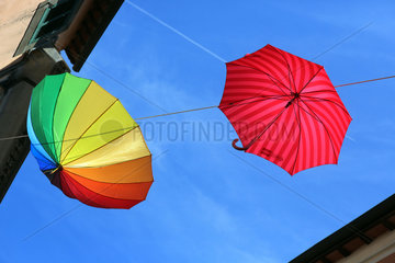 Bomarzo  Italien  Regenschirme haengen bei Sonnenschein an einer Waescheleine