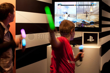 Berlin  Deutschland  Kinder spielen an der Playstation bei Sony auf der IFA 2010