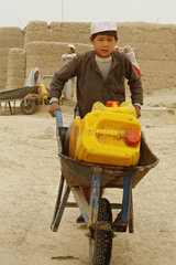 Kunduz  Afghanistan  Kind mit einer Schubkarre
