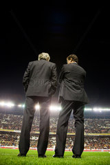 Sevilla  Spanien  Fabio Capello und sein Assistent Franco Baldini im Sanchez Pizjuan Stadion