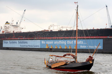 Hamburg  Deutschland  Segelboot im Hamburger Hafen