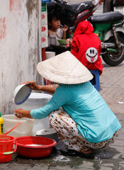 Ho-Chi-Minh-Stadt  Vietnam  Tellerwaescherin am Strassenrand