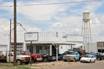 McLean  USA  Schrottautos abgestellt vor einer Werkstatt