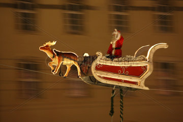 Berlin  Deutschland  Weihnachtsmann mit Schlitten