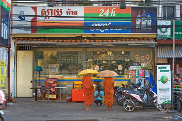 Phnom Penh  Kambodscha  ein Mann betet vor buddhistischen Moenchen