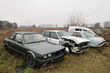Bad Freienwalde  Deutschland  kaputte Autos auf dem Hof einer Autowerkstatt