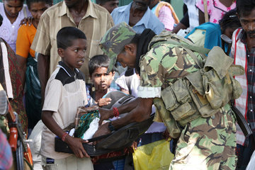 Batticaloa  Sri Lanka  Militaer durchsucht das Gepaeck von IDPs