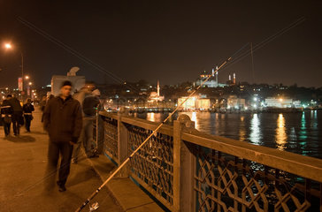 Istanbul  Tuerkei  Angler auf der Galatabruecke bei Nacht