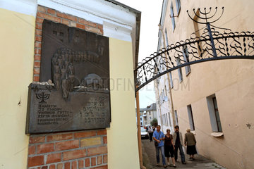Grodno  Weissrussland  Gedenktafel am Durchgang zum ehem. juedischen Ghetto