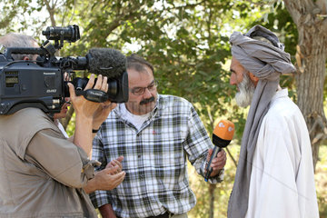 Kunduz  Afghanistan  Vater im Interview mit Hans Ulrich Gack