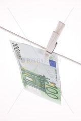 Berlin  Deutschland  100 Euro-Schein an einer Waescheleine