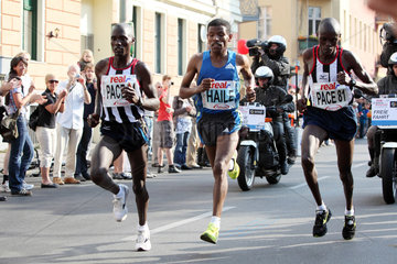 Berlin  Deutschland  Laeufer Haile Gebrselassie (Mitte) mit seinen Tempomachern beim Marathon