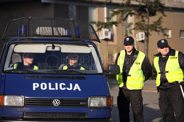 Posen  Polen  Polizeiauto und Polizisten