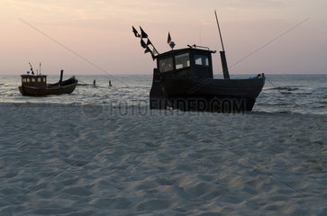 Bansin  Deutschland  Fischerboote bei Abenddaemmerung am Strand