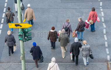 Berlin  Deutschland  Passanten einer Einkaufsstrasse gehen ueber eine Kreuzung